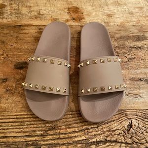 VALENTINO ROCKSTUD RUBBER SLIDES